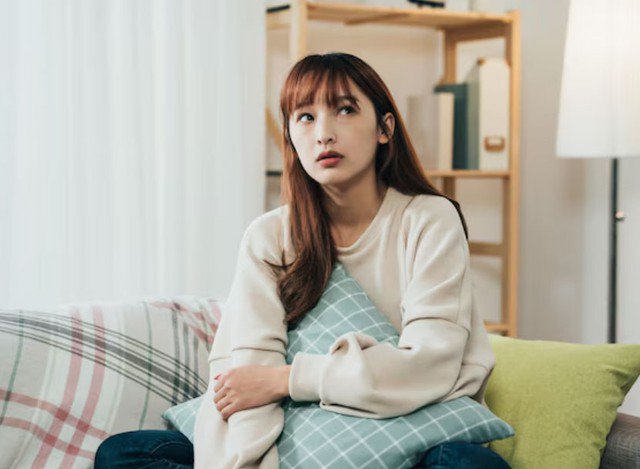 Bảo Bình có cái tôi lớn, họ không muốn bị nhìn thấy trong trạng thái yếu đuối. Thay vì chia sẻ, họ chọn cách kìm nén cảm xúc và tự mình vượt qua mọi chuyện. Ảnh minh họa