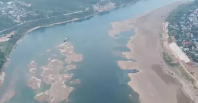 Sông Đà cạn nước, cát trắng lộ ra: Cảnh đẹp hiếm thấy, nỗi lo hiện hữu