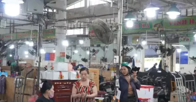 Tiểu thương chợ đầu mối 'đứng ngồi không yên' vì cước phí phi mã