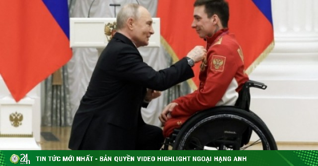 Ông Putin quỳ gối trao huân chương cho VĐV Nga ngồi xe lăn vô địch Paralympic