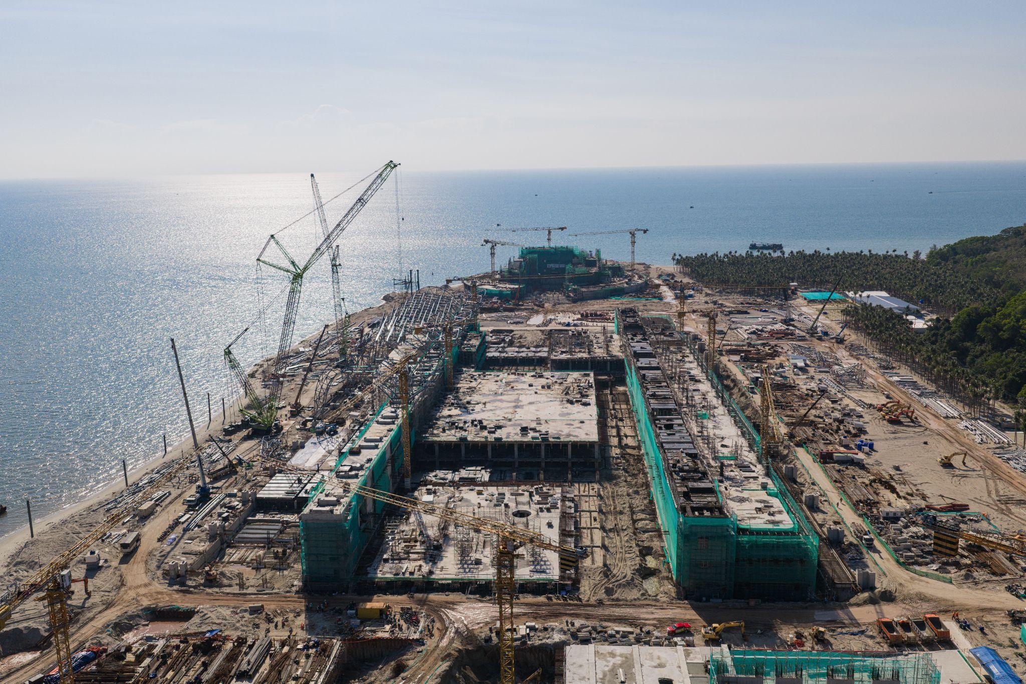 Trung tâm Hội nghị và Triển lãm APEC đang được thi công thần tốc, hoàn thiện kết cấu thép và lắp đặt nhịp mái số 12.