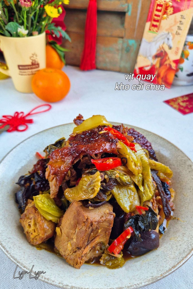 Loại thịt béo mềm này hòa quyện cùng vị chua dịu của dưa cải và nước dừa thanh ngọt tạo nên hương vị đậm đà, hấp dẫn