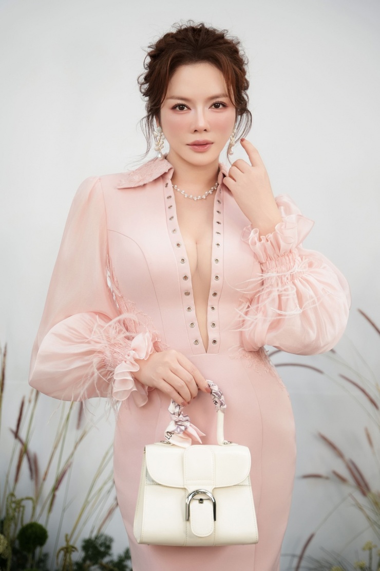 Lý Nhã Kỳ tạo dáng trước ống kính