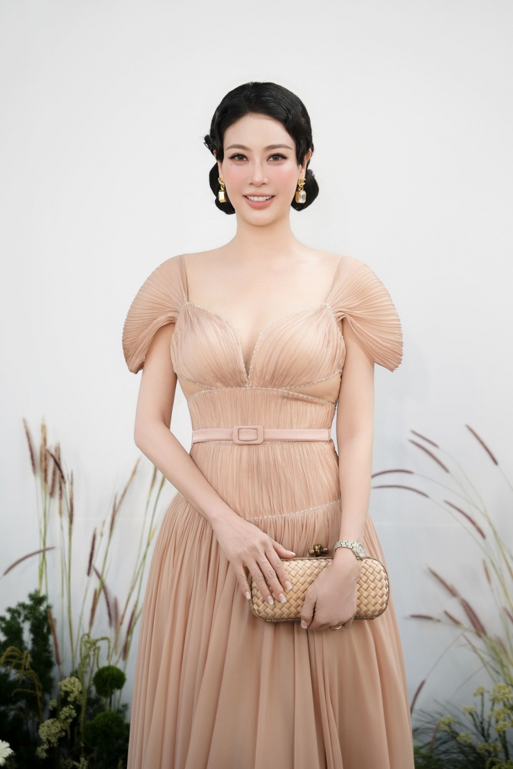 Lý Nhã Kỳ tôn ngực đầy, xách túi gần 200 triệu đồng - 4