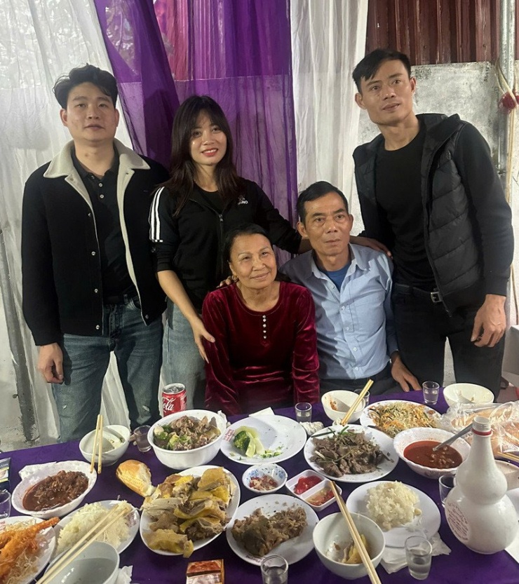 Huyền (áo đen) hạnh phúc khi bố tìm được người bầu bạn lúc tuổi già 