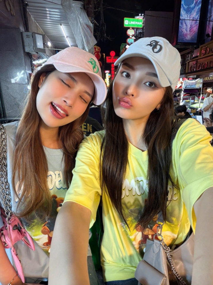 Kỳ Duyên - Thiên Ân sắm loạt đồ đôi giá bình dân dạo phố Thái Lan - 2