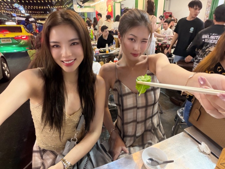 Kỳ Duyên - Thiên Ân sắm loạt đồ đôi giá bình dân dạo phố Thái Lan - 6