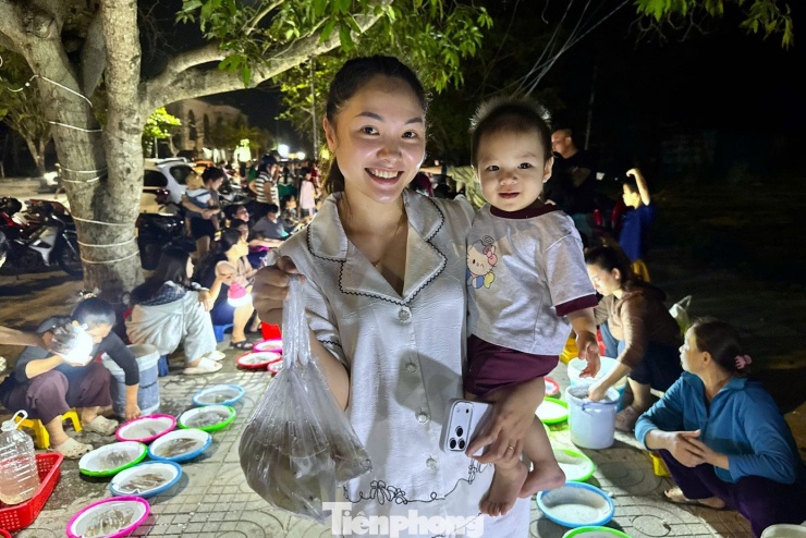 Tranh thủ ngày nghỉ cuối tuần, Chị Hoàng Hạnh (trú phường Trường Vinh, tỉnh Nghệ An) cùng gia đình, bạn bè xuống Cửa Lò “săn” mực nháy. Chị đã mua 5 “mớ” với giá 550.000 đồng. “Mực nháy Cửa Lò nổi tiếng tươi ngon, thịt chắc và ngọt. Giá cả thì tùy mình trả giá, thấy hợp lý là mua. Đi một vòng là đã chọn được mực ưng ý để mang về chế biến”, chị Hạnh chia sẻ.