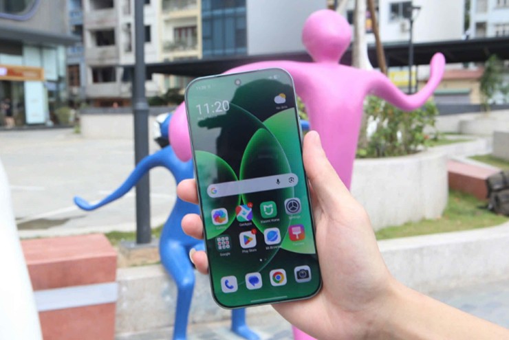 Màn hình AMOLED LTPO 6,3 inch, 120Hz, độ sáng 3.500 nit với khả năng&nbsp;hiển thị HDR10+ ấn tượng. Tuy nhiên, khi cầm nắm trai nghiệm có thể&nbsp;hơi hẹp với người quen dùng máy lớn.