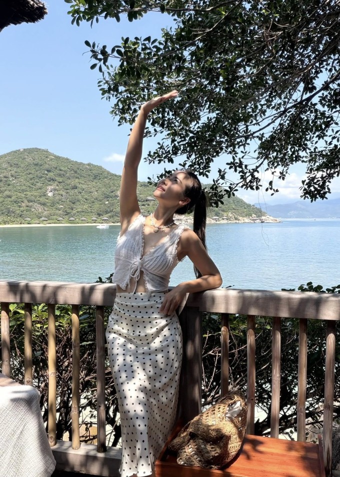 Phan Minh Huyền khoe body đồng hồ cát ở resort 5 sao - 4