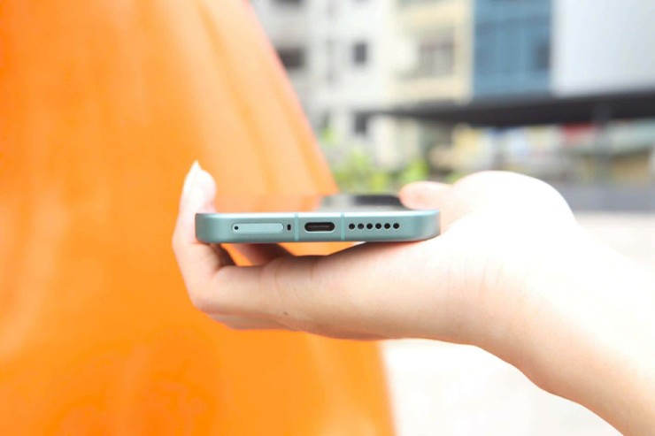 Điện thoại hỗ trợ sạc nhanh 100W qua cổng USB-C, cho phép nạp&nbsp;đầy pin khoảng 40 phút, hỗ trợ chuẩn PPS giúp dùng linh hoạt với sạc bên thứ ba, giảm phụ thuộc phụ kiện hãng. Máy cũng hỗ trợ sạc không dây 50W và sạc ngược 22,5W để có thể trở&nbsp;thành pin dự phòng tiện lợi, phù hợp sạc phụ kiện hoặc hỗ trợ thiết bị khác.