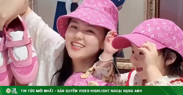 Vợ Duy Mạnh 'đập hộp' 5 món đồ hiệu hơn 200 triệu đồng