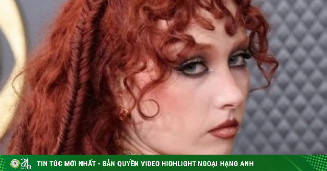 Nữ ca sĩ hở bạo bất ngờ bị cấm diễn