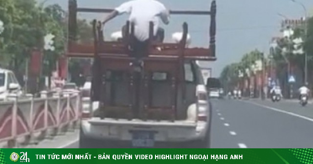 Xác minh ô tô biển xanh chở bàn ghế cồng kềnh, người ngồi trên thùng khi di chuyển