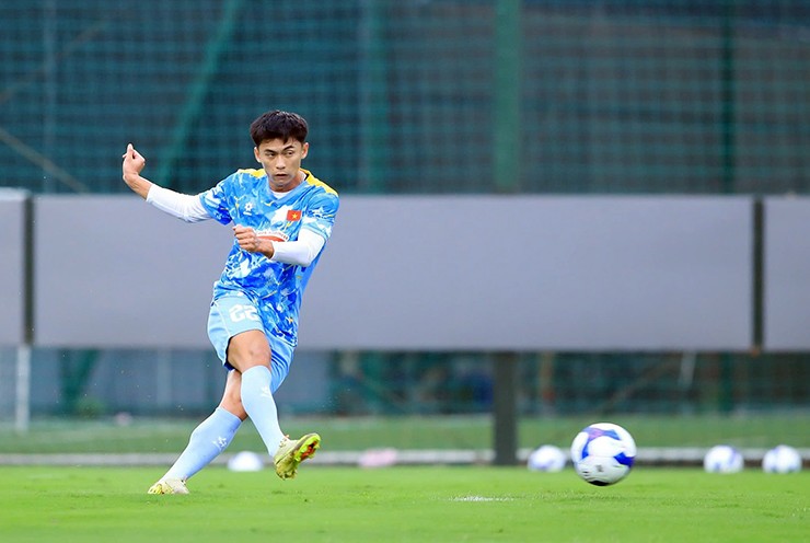 Việt Cường thấy áp lực khi được trao lại áo số 22 của Tiến Linh.