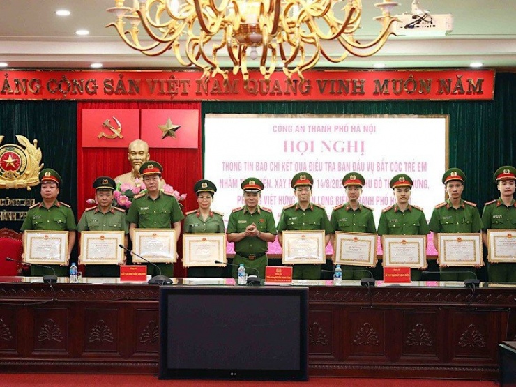 Các lực lượng tham gia phá án được trao khen tại trụ sở CATP Hà Nội