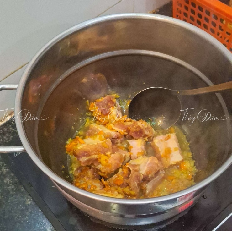 Phi thơm củ nén, cho sườn vào đảo đều cho săn