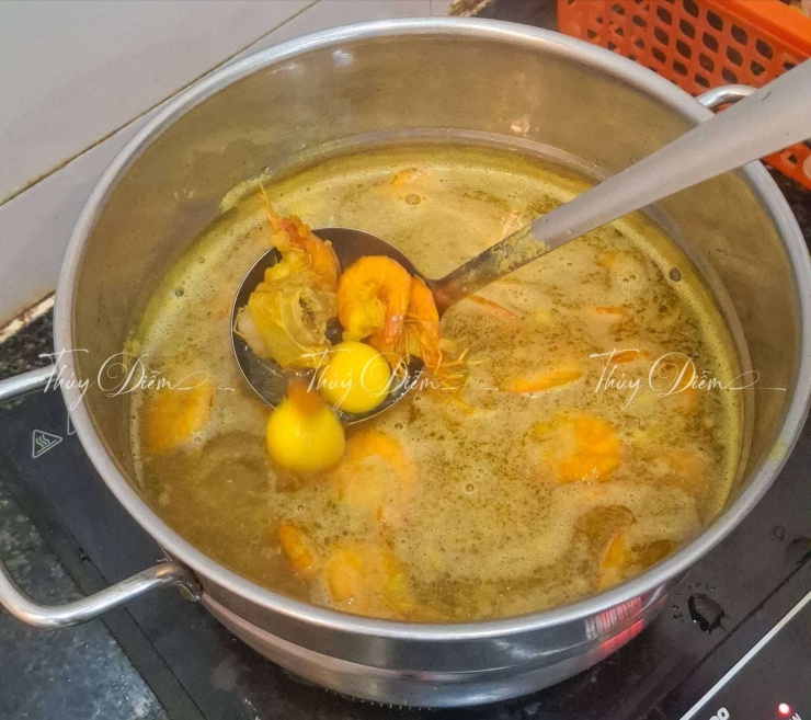 Cho lần lượt tôm, trứng rồi cho nước lọc, nêm nếm theo khẩu vị 