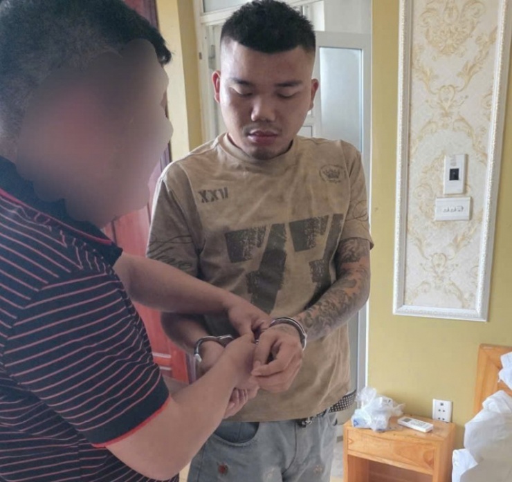 Thời điểm đối tượng Dương Hữu Ninh bị bắt giữ khi lẩn trốn trong nhà nghỉ.