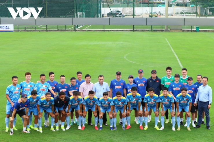 Toàn đội chụp ảnh lưu niệm trước khi bước vào buổi tập chuẩn bị cho trận đấu với ĐT Bangladesh và ĐT Malaysia.