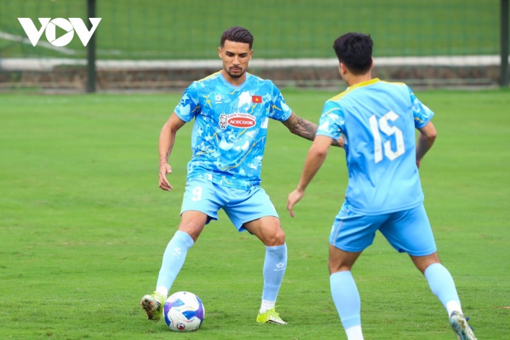 Khuất Văn Khang nhận xét sự xuất hiện của Hoàng Hên và Xuân Son mang đến luồng gió mới cho ĐT Việt Nam trong đợt tập trung lần này.