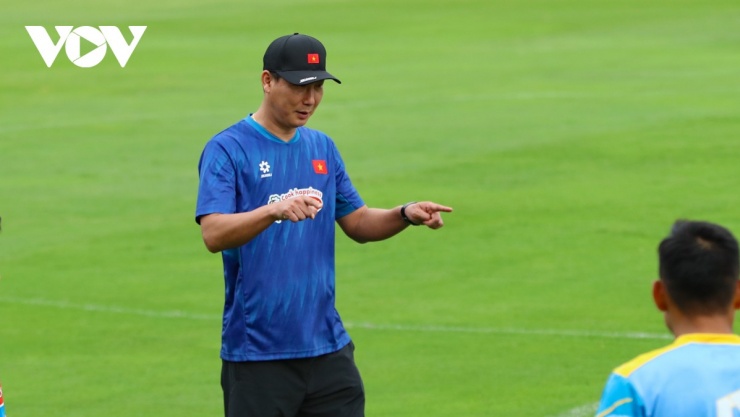 HLV Kim Sang Sik trêu đùa học trò bằng cách ra tín hiệu VAR sau một tình huống các học trò tranh cãi.