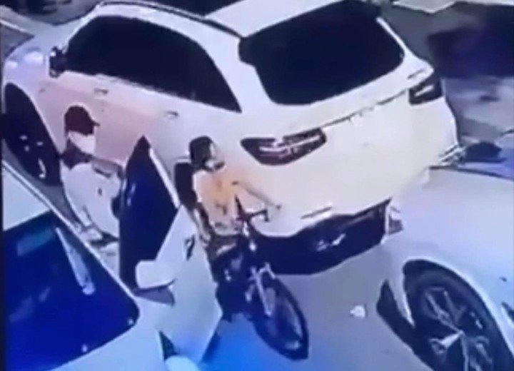 Hình ảnh hiện trường cháu bé bị bắt cóc, đưa lên xe ô tô