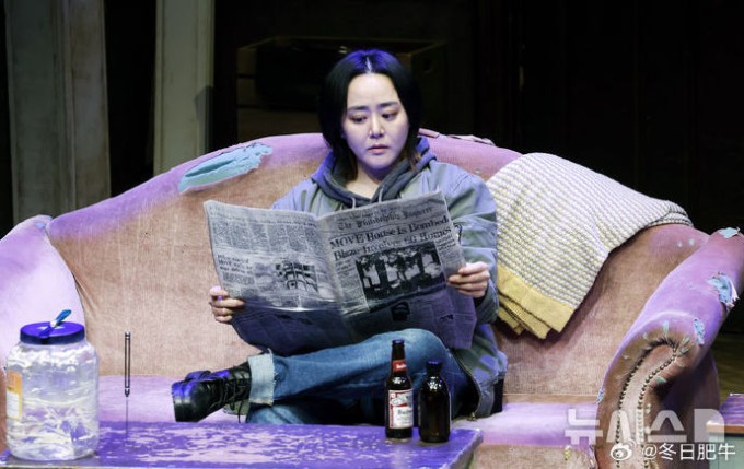 Xuất hiện trên sân khấu, Moon Geun Young gây chú ý với ngoại hình mập mạp, mặt tròn, mái tóc ngắn làm tăng vẻ bụi bặm, phù hợp vai diễn. Tuy nhiên, nhiều người nhận xét ngôi sao đã thay đổi 'không nhận ra' so với ngoại hình xinh xắn nhiều năm trước.