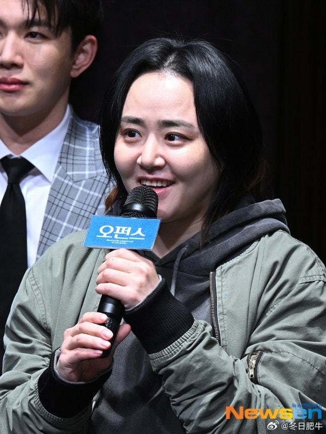 Moon Geun Young giao lưu khán giả sau vở kịch.
