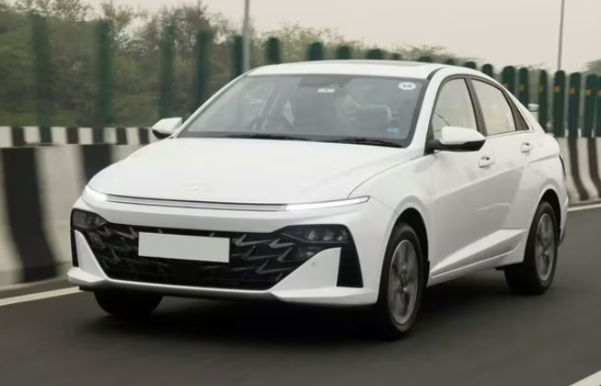 Giá bán của mẫu sedan này dao động từ 439 đến 569 triệu đồng.