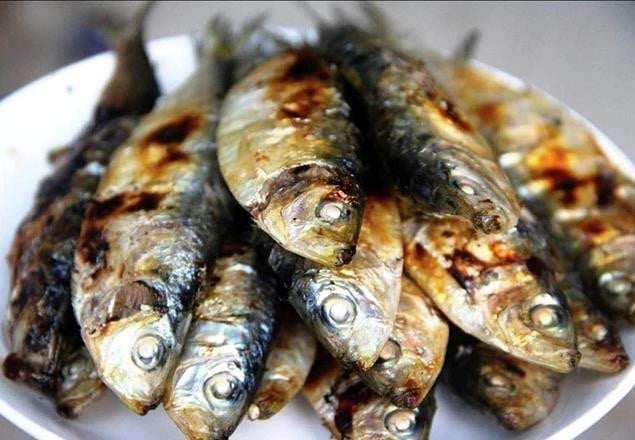 Trong khi đó, cá trích khô hoặc cá trích đóng hộp có giá cao hơn, từ 150.000–250.000 đồng/kg. Ảnh: NatuFood