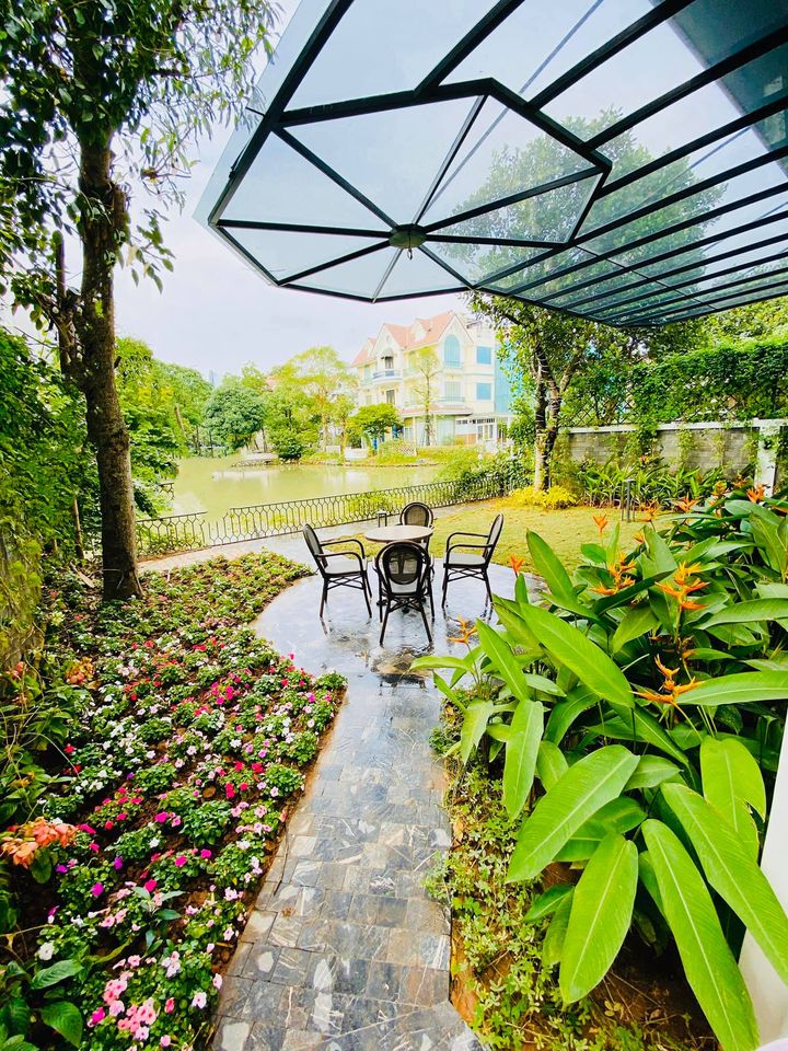 Không gian tuyệt đẹp với view nhìn ra hồ.