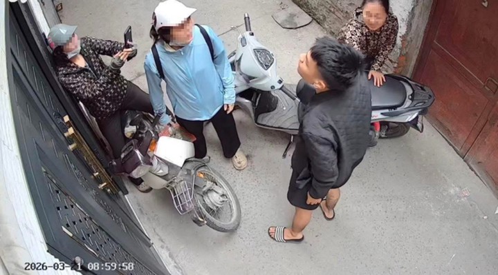 Nam thanh niên có hành vi chặn xe, hành hung 2 phụ nữ trong ngõ nhỏ hôm 21/3. (Ảnh chụp màn hình).