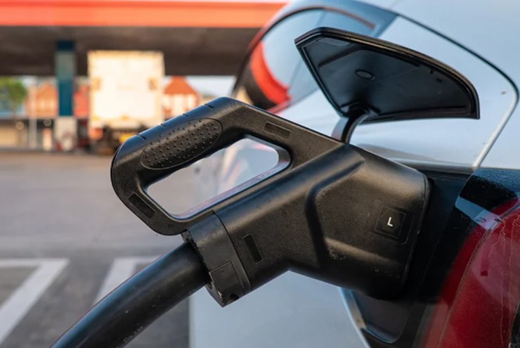 Sạc xe điện kiểu này, pin hỏng lúc nào không hay - 1