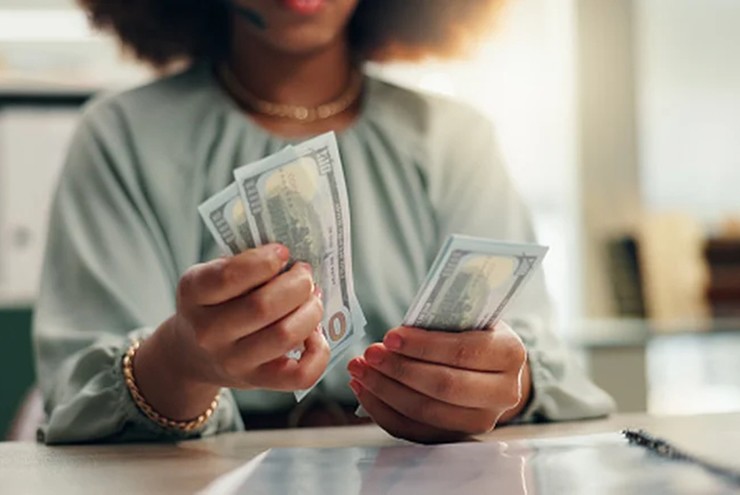 Mua laptop giá rẻ cũng giúp người dùng "đỡ áp lực" hơn.