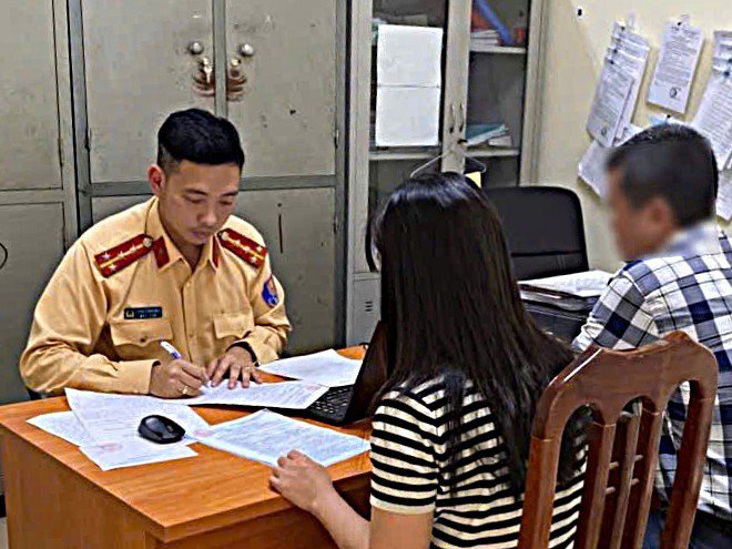 Bị đăng clip dùng điện thoại khi lái xe lên mạng, nữ tài xế nhận biên bản phạt sau 2 ngày - 1