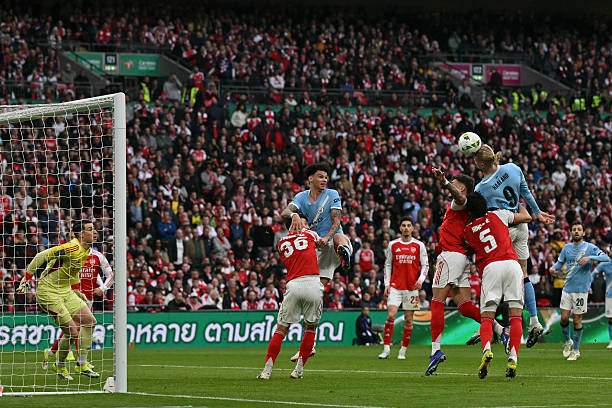 Nhờ Semenyo mà Haaland có một cơ hội hiếm hoi ở phút 45, nhưng anh vẫn bị bám sát và đánh đầu ra ngoài