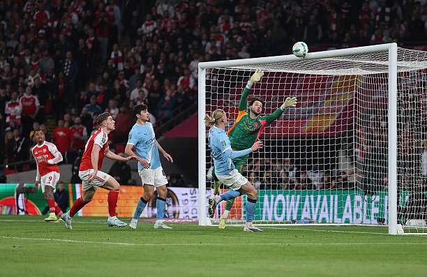 Arsenal cố gắng trong vô vọng trong thời gian còn lại, những cơ hội tốt nhất của họ đều gặp phải xà hoặc cột