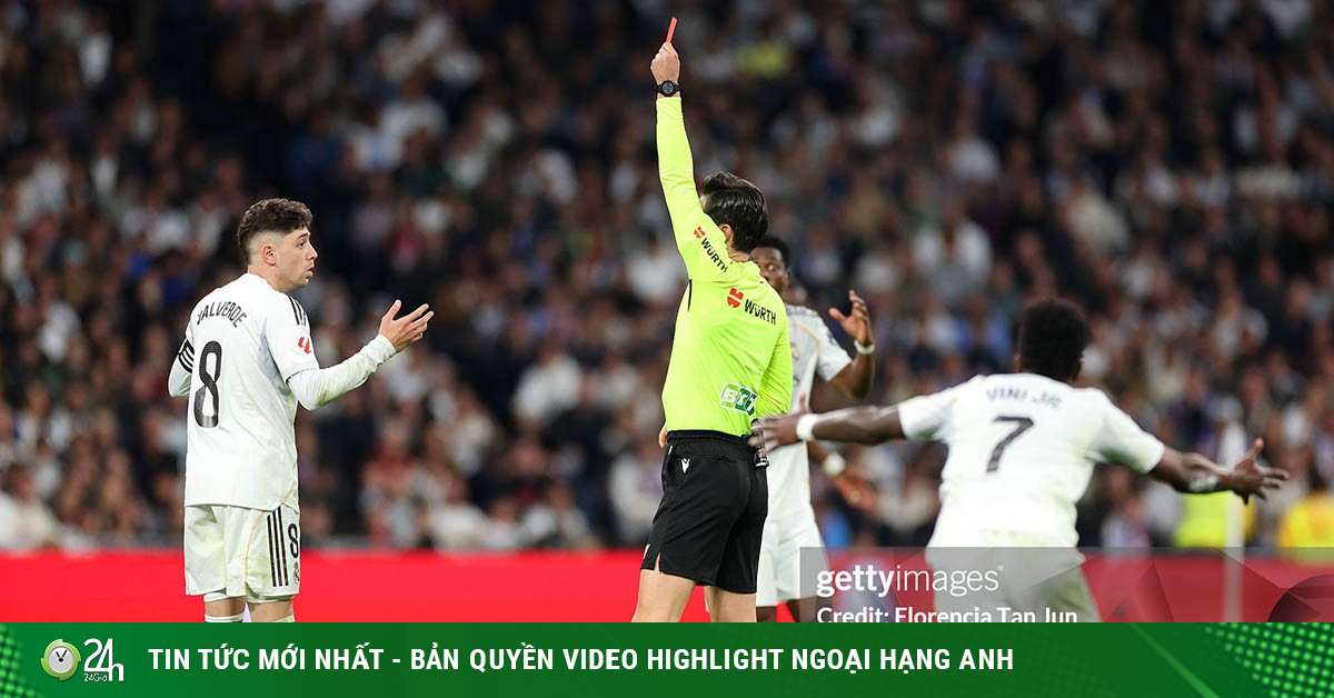 Valverde nhận thẻ đỏ suýt thành tội đồ, HLV Arbeloa vẫn khen trọng tài