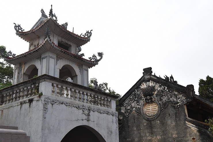 ngôi miếu cổ, tòa Đại đình, Long đình, lầu Chuông, lầu Trống, bệ thờ Thần nông, nhà Văn chỉ...