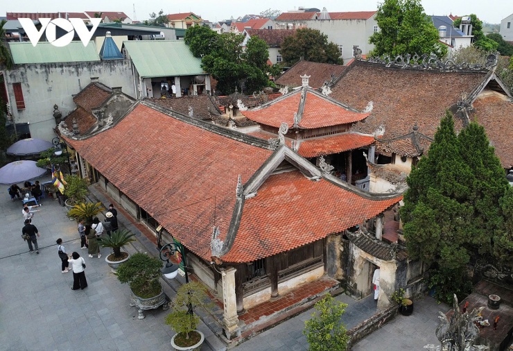 Đình cổ Hùng Lô là quần thể di tích lịch sử văn hóa được xây trên dải đất rộng, gồm nhiều hạng mục, tất cả đều được xây dựng bằng những loại gỗ quý hiếm như đinh, lim, sến, táu. 