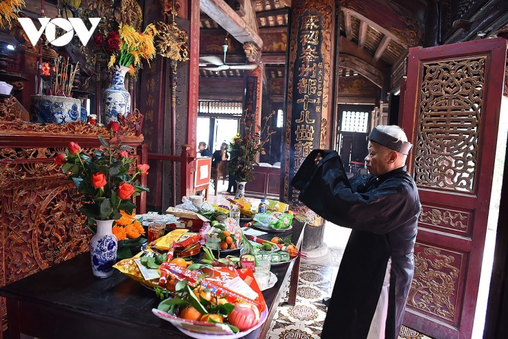 Nơi đây cũng còn lưu giữ được hệ thống các đồ thờ tự phục vụ cho nghi lễ thờ cúng đầy đủ nhất; đặc biệt là hệ thống câu đối cổ rất phong phú với 43 câu đối ca ngợi cảnh trí quê hương và công đức vua Hùng.