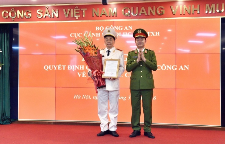 Thiếu tướng Nguyễn Mạnh Hùng (trái) và Thiếu tướng Vũ Văn Tấn tại buổi lễ.