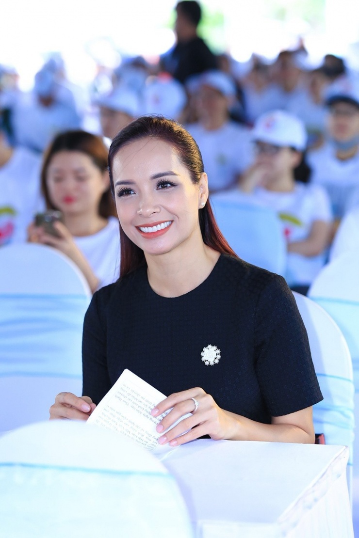 Sau vụ việc của nhạc sĩ Minh Khang, trên khắp các nền tảng mạng xã hội xuất hiện nhiều bài đăng về Thúy Hạnh, chỉ trích sự nghiệp của cựu mẫu và thậm chí dùng lời lẽ mang tính xúc phạm.