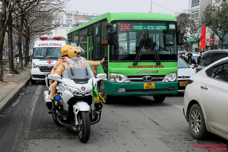 CSGT thực hiện nhiệm vụ mở đường cho xe cứu thương di chuyển trong thời gian cao điểm.