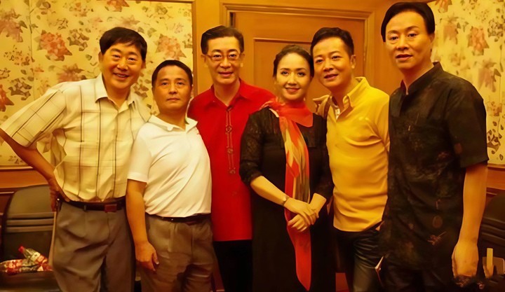 Lý Kiến Thành (ngoài cùng bên trái) trong lần hội ngộ dàn diễn viên "Tây du ký 1986".