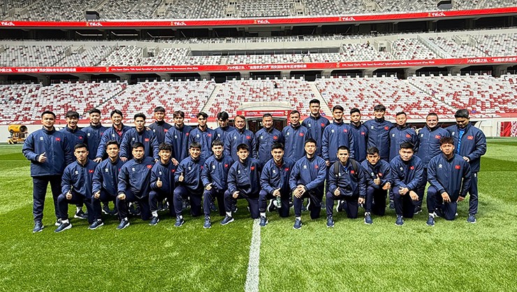 U23 Việt Nam chụp ảnh lưu niệm trên sân vận động quốc tế Tây An.