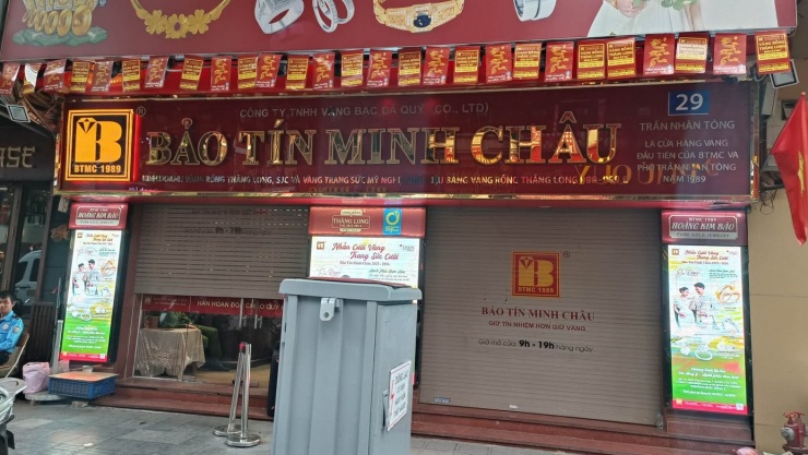 Nhiều cảnh sát xuất hiện tại cửa hàng vàng Bảo Tín Minh Châu - 3