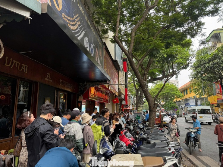 Khổ sở xếp hàng mua vàng bạc rồi trúng quả... đắng