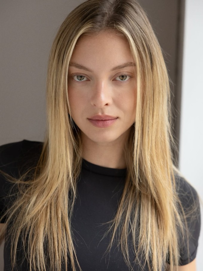 Tên tuổi của cô được chú ý nhiều hơn từ khi xuất hiện cùng Orlando Bloom vào tháng 2 ở Super Bowl và vướng tin đồn tình cảm. Vào đầu tuần này, The Sun đưa tin Luisa và tài tử 49 tuổi đã bí mật hẹn hò từ năm ngoái sau khi Orlando chia tay ca sĩ Katy Perry. Hai người được cho là vừa trải qua kỳ nghỉ ở Thụy Sĩ và Orlando đã gặp gỡ bạn bè, người thân của Luisa.